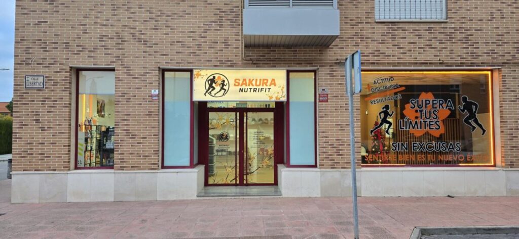 Fachada de Sakura Nutrifit, tienda de suplementos deportivos en Torrijos (Toledo).