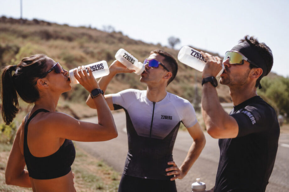 Ciclistas y deportistas hidratándose durante una jornada de entrenamiento con altas temperaturas. Consejos de hidratación deportiva, electrolitos y bebidas isotónicas en Torrijos (Toledo).
